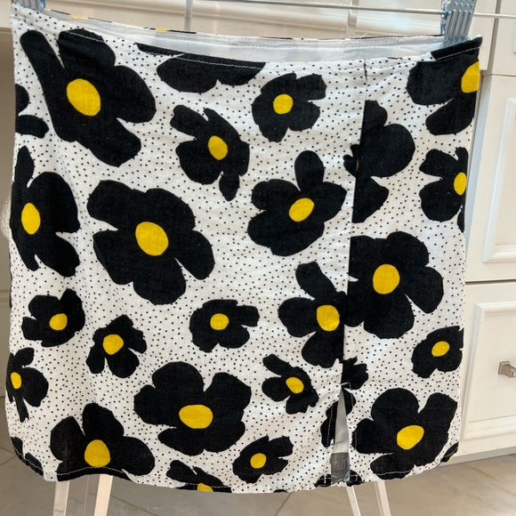 Cute Urban Outfitters mini floral skirt with slit - Picture 9 of 10
